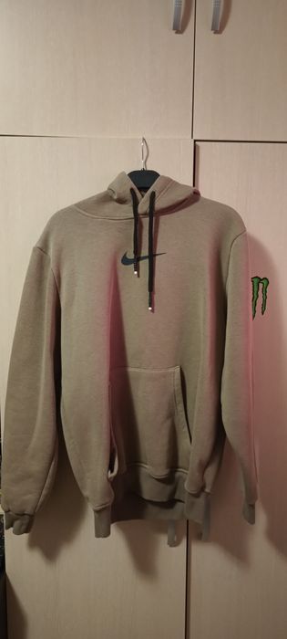 Продавам стари дрехи които не нося