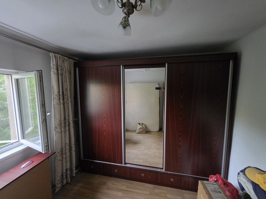 Vând dulap dormitor + canapea extensibilă – stare foarte bună