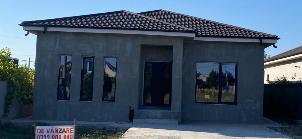 Casa de vanzare la intrare pe partea stanga