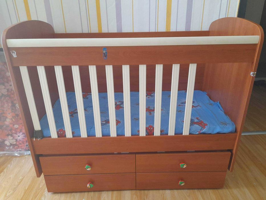 Детско легло с люлеещ се механиъм