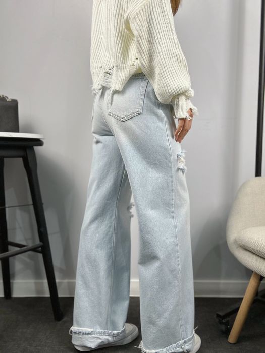 Дамски дънки в светъл деним с широк крачол