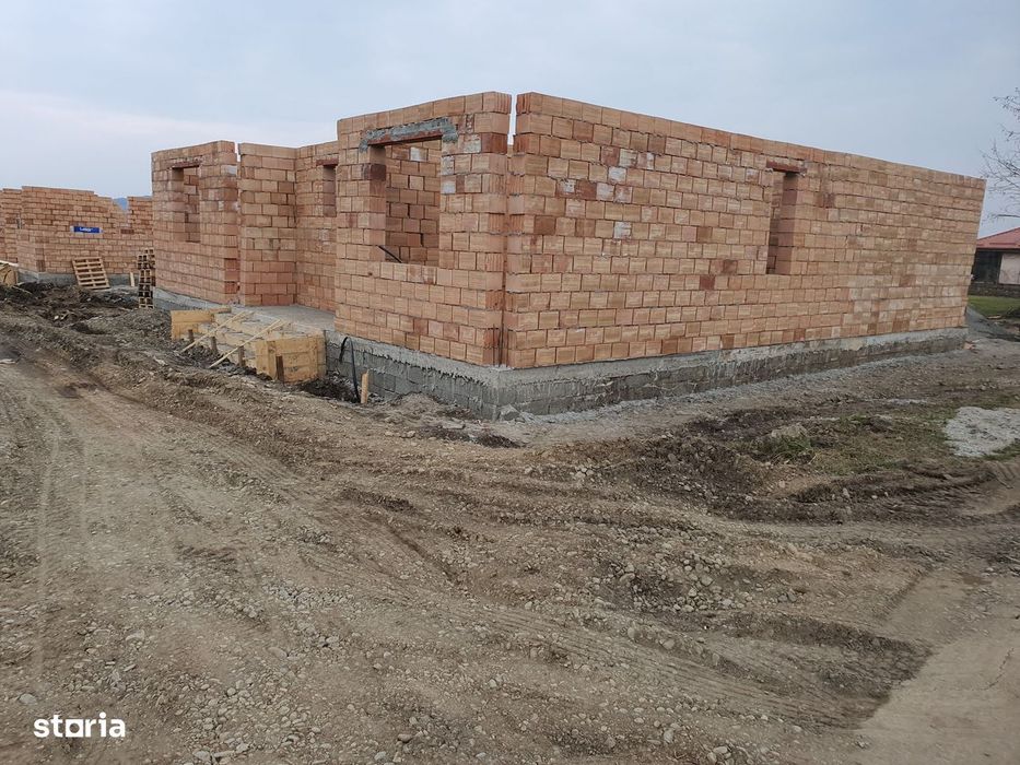 Casă la cheie pe 1 nivel 4 camere 2 băi,145 mp,500 mp teren
