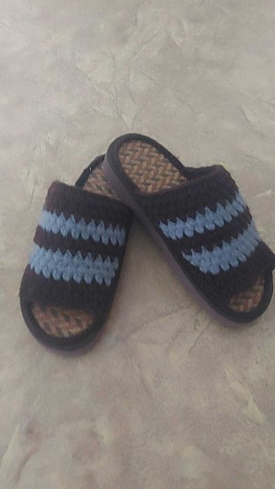 Домашние вязанные тапочки