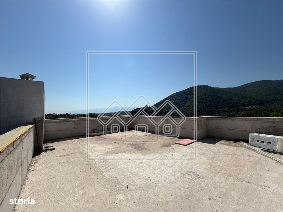 Casă de vânzare în Cisnădioara – rooftop cu piscină infinity, panoramă