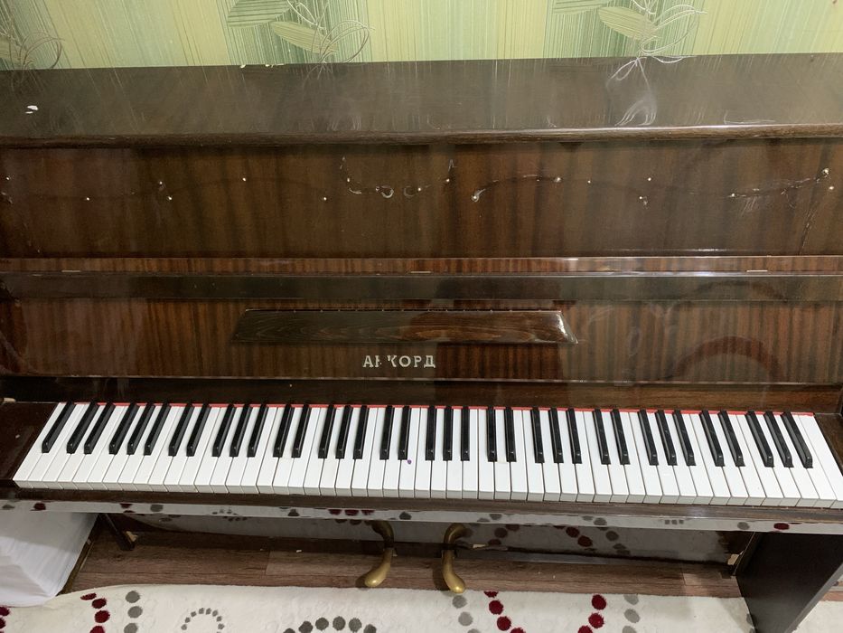 Бұрын қолданысқа болған. Ағаштан жасалған фортепиано.