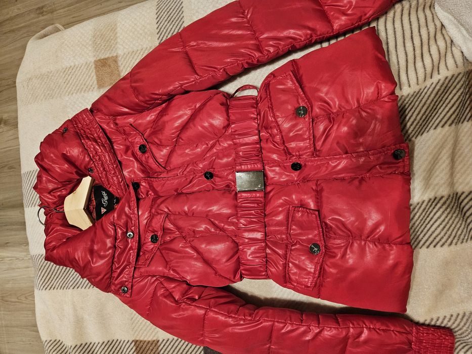 Geaca Guess, mărimea S, roșu aprins