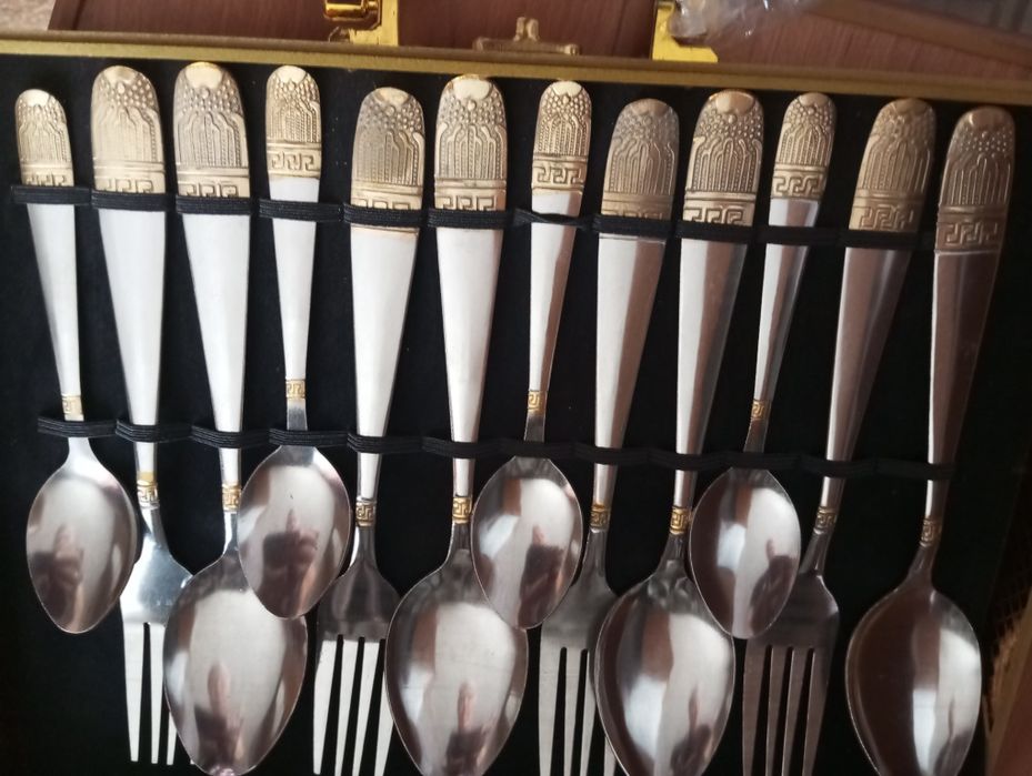 Продам чемоданчик со столовыми приборами