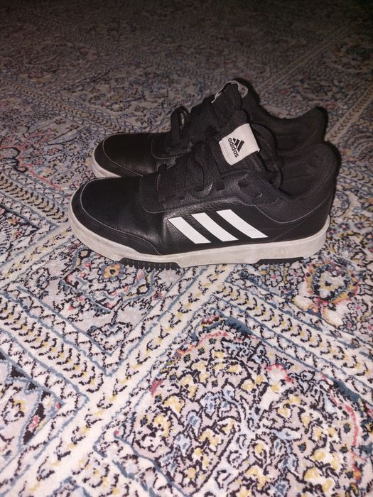 Срочно Продам ADIDAS кроссовки оригинал