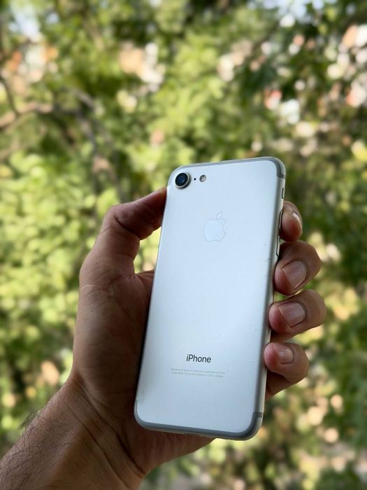 iPhone 7 64 GB.  .