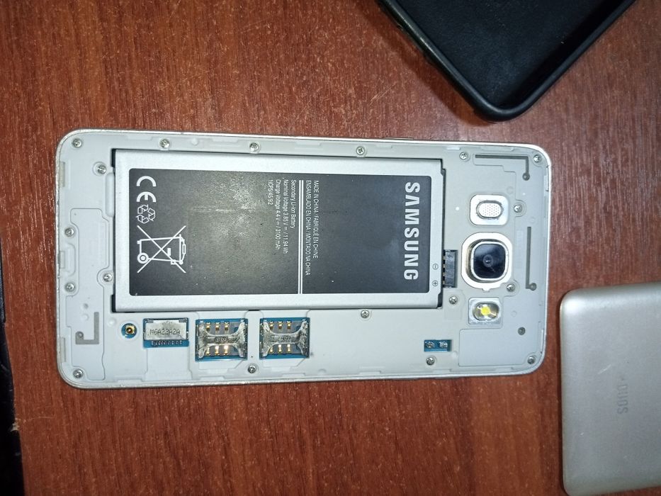 Телефон с чехлом