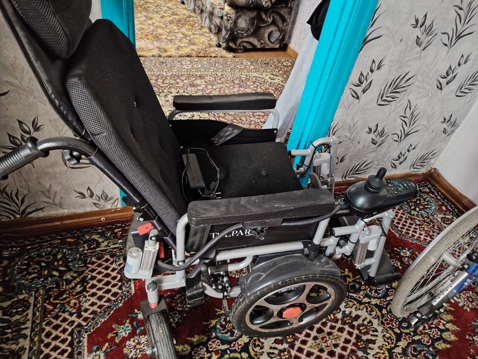 Инвалидное кресло электрическое,и простое