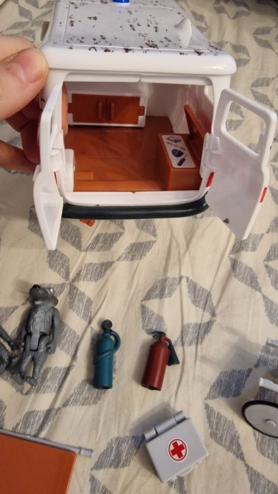 Mașinuța Masha cu lupii