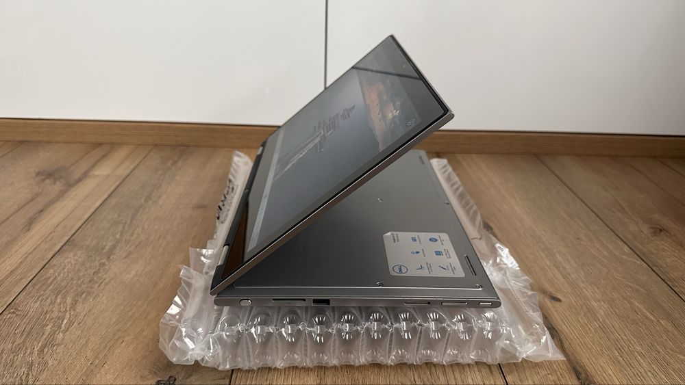 Лаптоп / Таблет  Dell Inspiran 7359 2-in-1 Тъч Intel i5-6200u 8GB RAM 275GB SSD Windows 10/ + Посалка
