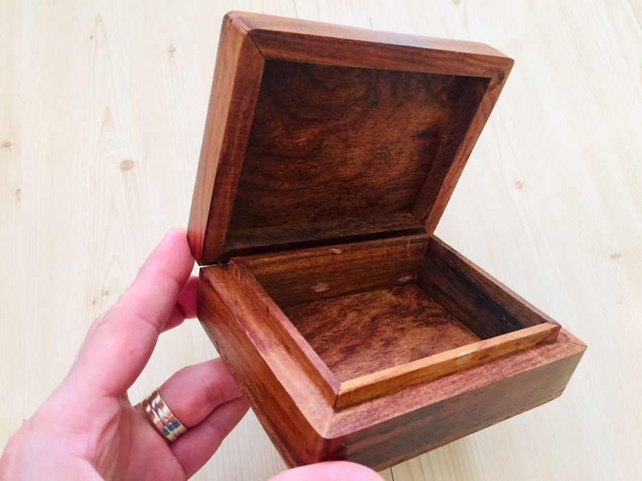 Cutie din lemn vintage.