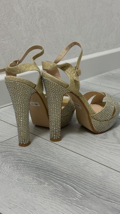 Продаётся платье