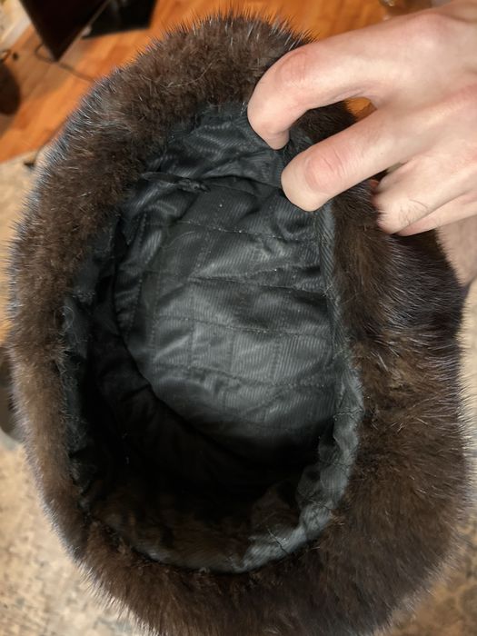 Меховые шапки и кепка