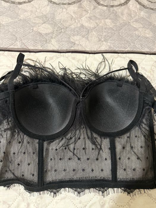 Черно бюстие с пера