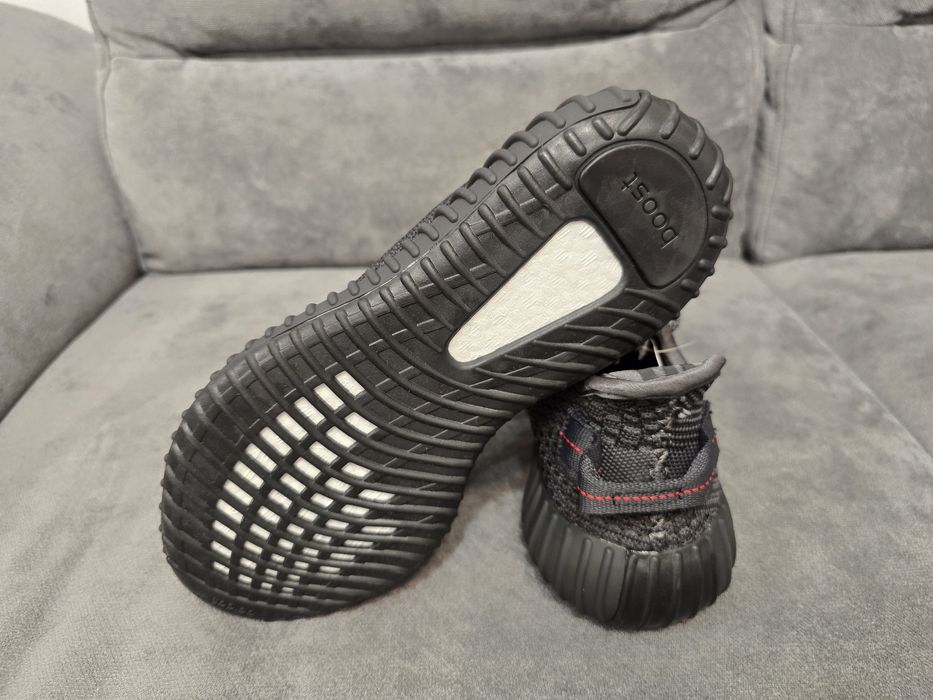 Adidas yezzy nr 40 int 25,5 cm pret 335 lei