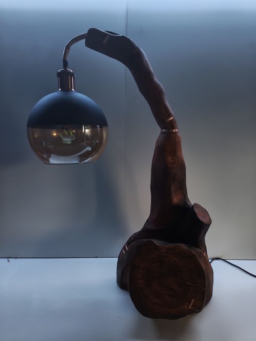 Ръчно изработена, настолна лампа. Масивно дърво (череша)