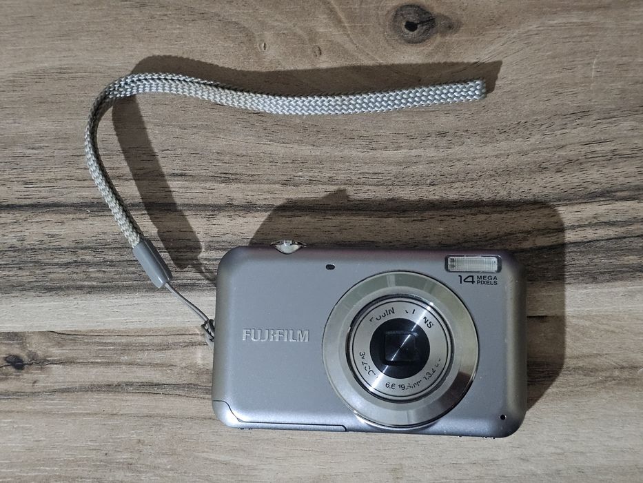 Fujifilm FinePix JV150 14MP сива + батерия и SD карта