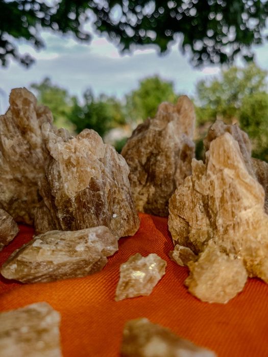 Натурален меден калцит