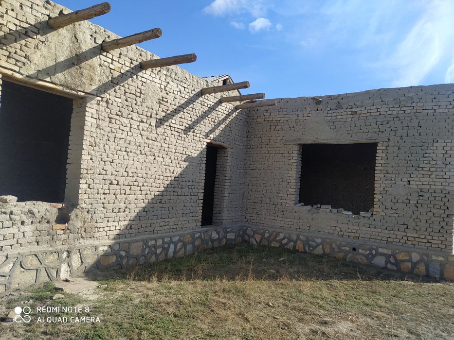 Работак мфйда курилиши тугалланмаган уй сотилади