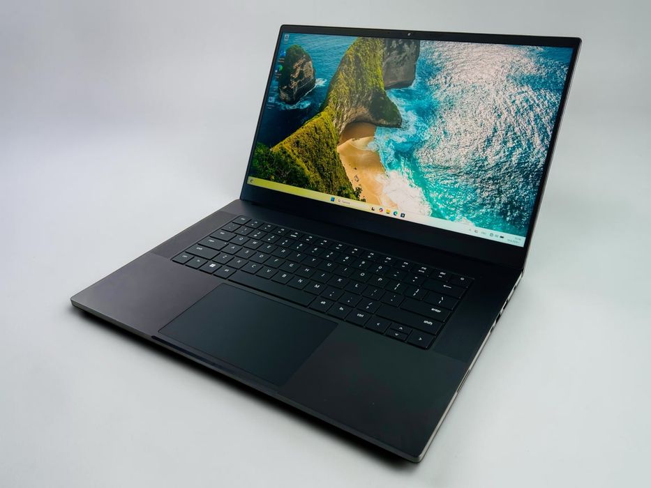 Лаптоп Razer Blade 15.6' 2.5K 240Hz i7-13800H 32GB DDR5 1TB NVMe Nvidia RTX 4070 8GB Перфектен! Гаранция!