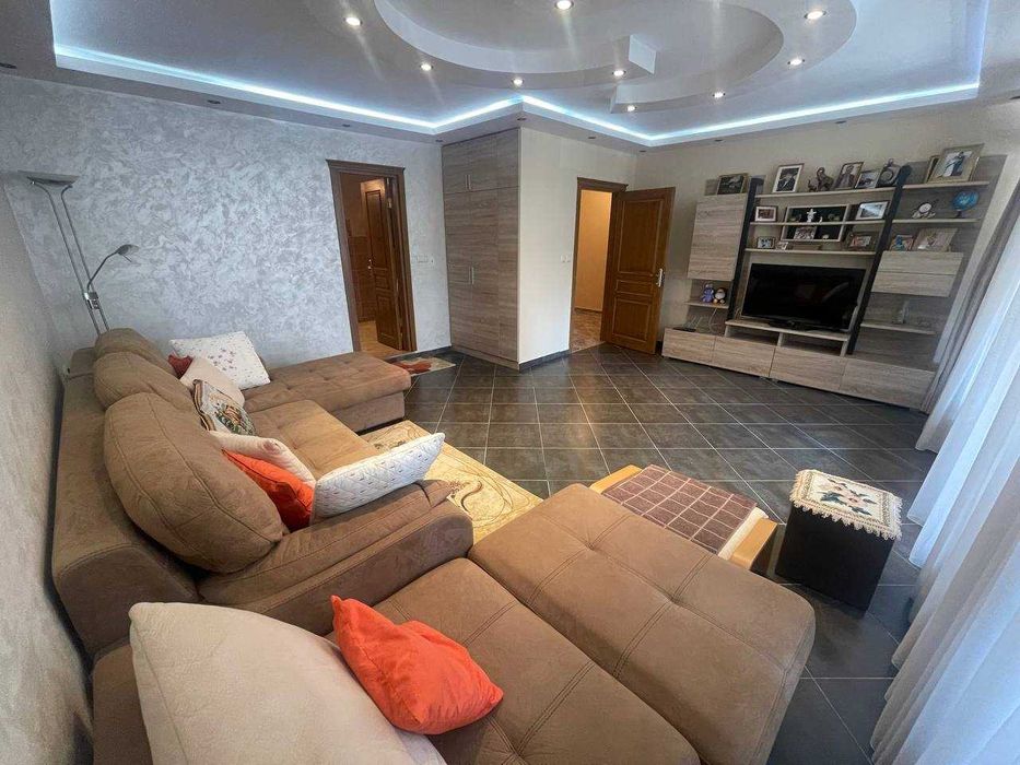 Продава се Тристаен апартамент в Бургас, Лазур - 110 кв.м за 2273 €/кв.м - Снимка #1