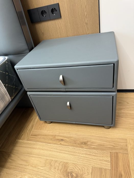 Кровать с двумя тумбочками