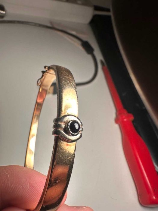 Златна твърда гривна (банжъл) - овална, шарнир