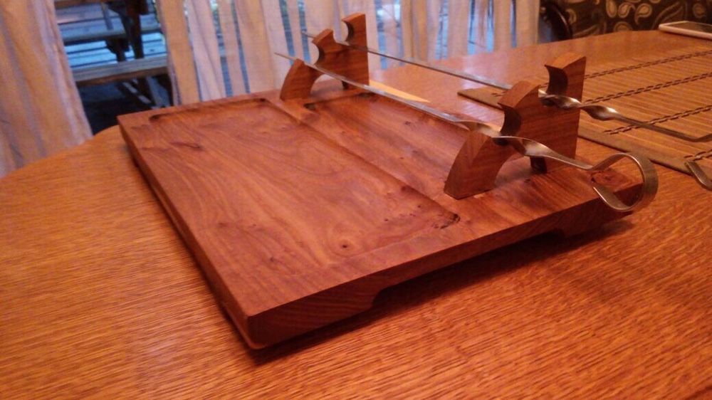 Деревянная посуда доски для подачи шашлыка