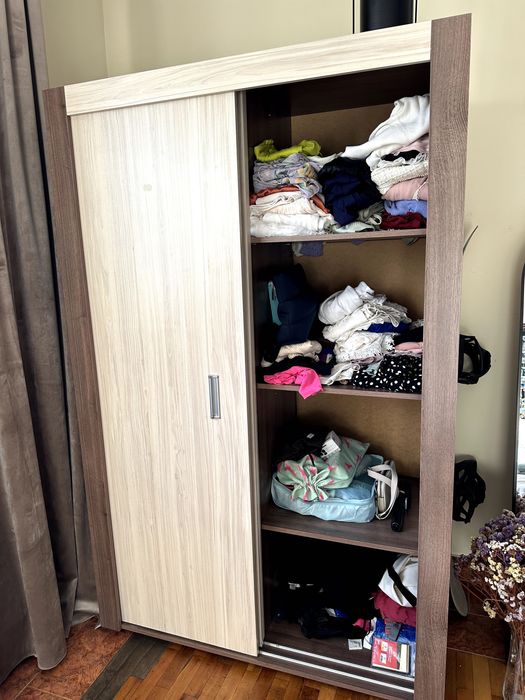 Гардероб с плъзгащи се врати