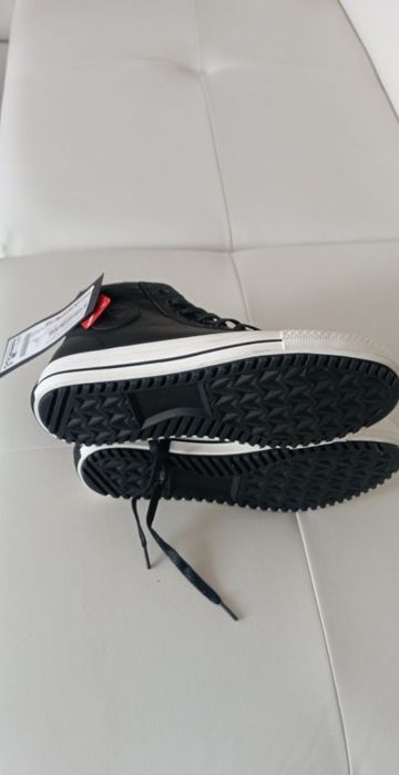 Vând ghete sport,produs de calitate mărimea 39,noi nouțe.