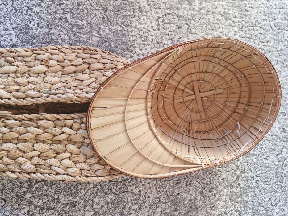 Продават се сувенирни шапка и пантовки Виетнам