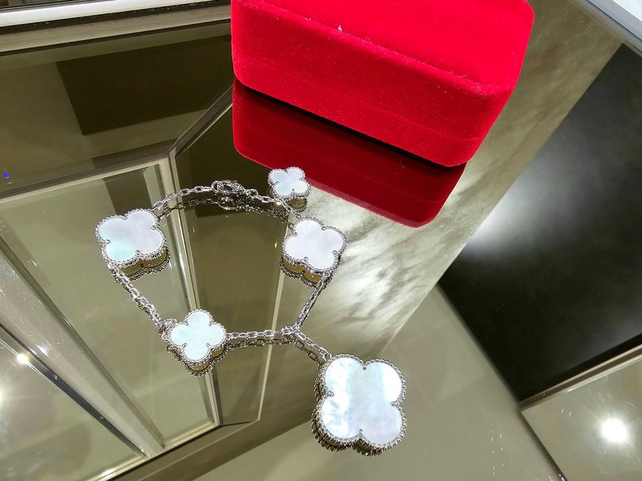 Van Cleef & Arpels VCA White Gold Mother Magic Alhambra Дамска Гривна