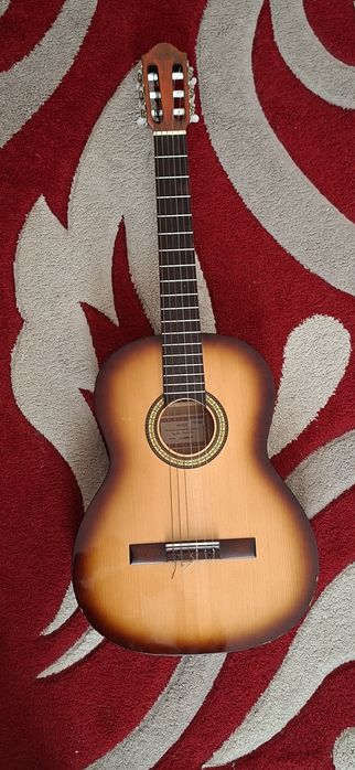 Vând chitara clasică Hora