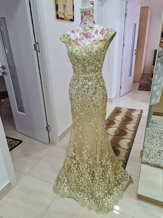 Vand rochie model deosebit