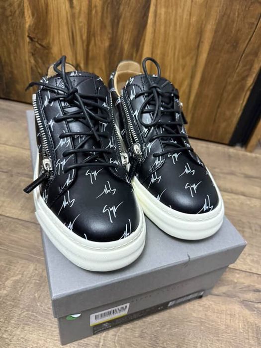 Продавам оригинални Giuseppe Zanotti Frankie Signature Double Zip.
