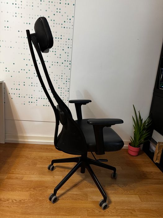 Scaun birou ergonomic IKEA JÄRVFJÄLLET (Piele naturală Glose Alb/Negru) cu brațe reglabile