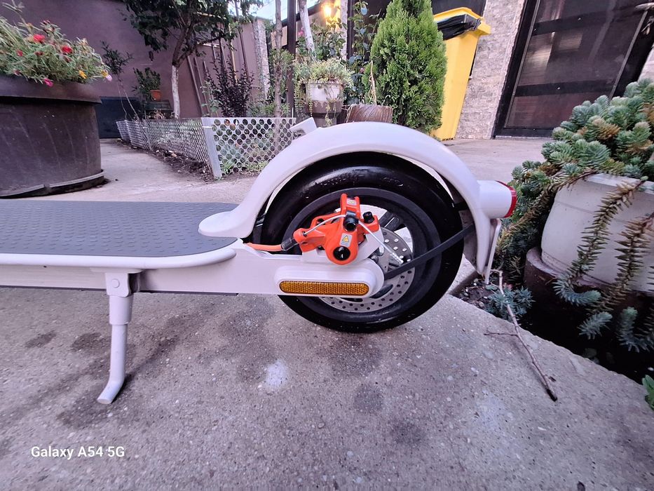 Vând trotineta electrica Xiaomi Scooter 3 ca noua