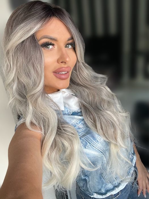 Peruca blonda  lunga , ondulata , blond gri , suvite