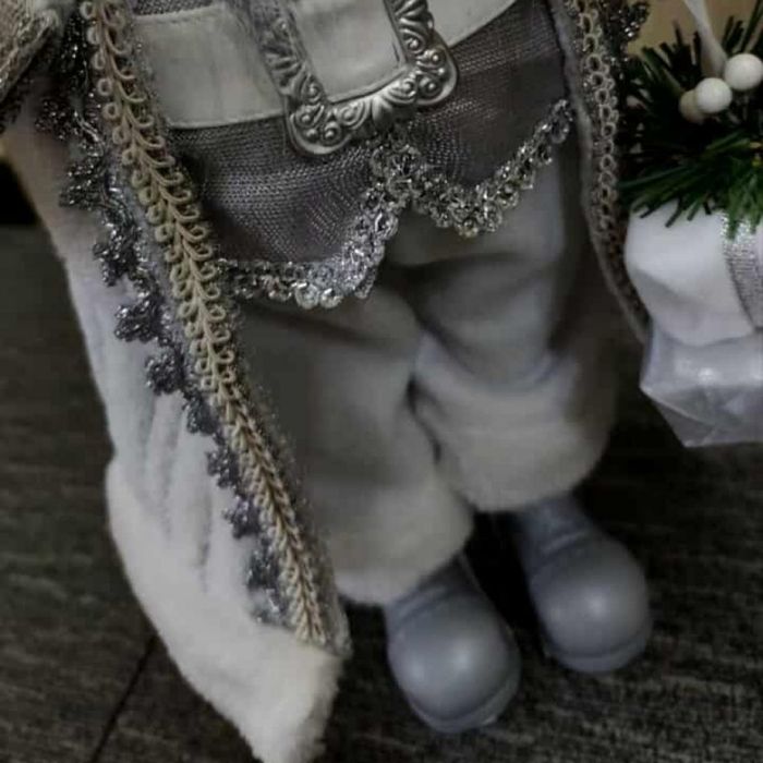 Дядо Коледа в сребристо – празнична фигура