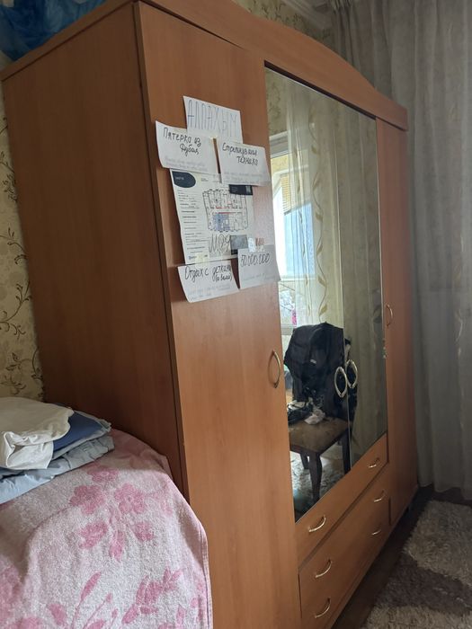 Большой деревянный шкаф