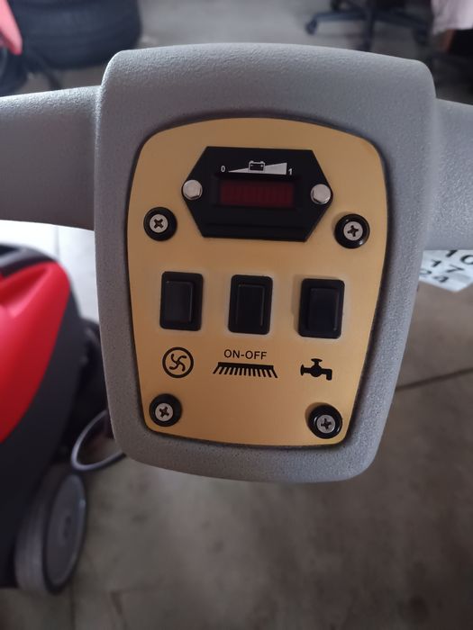 Акумулаторна подопочистваща машина