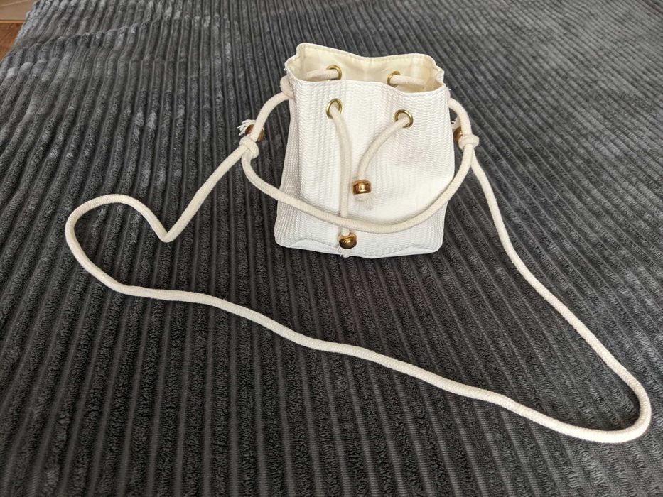 Бяла мини чанта за през рамо с връзки