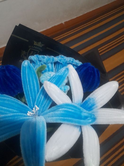 sinel va atlas lentadan yasalagan gullar,qo'l mehnatida