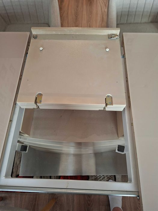 Vând masa de bucatarie  extensibila cu blat de sticla