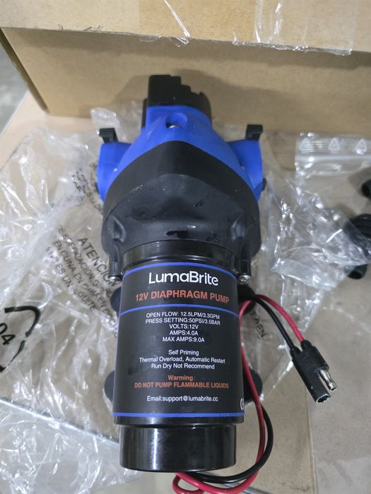 Pompa cu membrana 12V, 12,5 l/min, 50 PSI, autoamorsanta pentru rulota LumaBrite