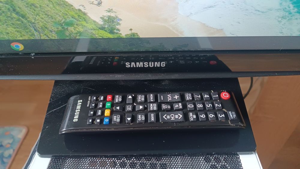 Televizor Led Samsung 24 inch cu telecomanda originala suport perete