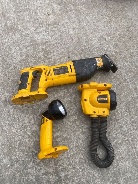 Fierăstrău Dewalt + lanterna